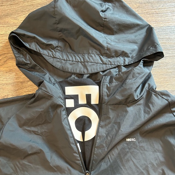 Nike Futbol Club (FC) Short Sleeve Warm Up Windbreaker - Picture 2 of 11